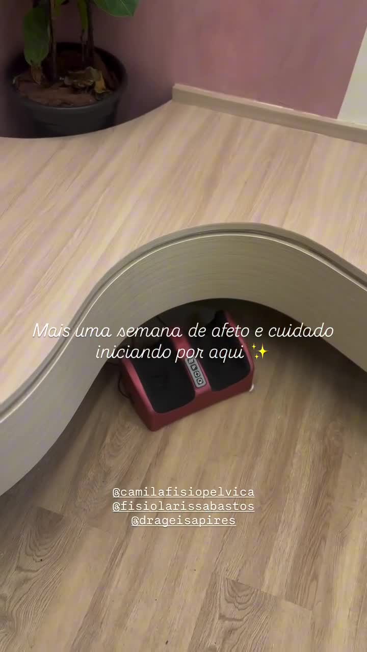 Recepção da Clínica Rocha, com móveis em tons quentes e iluminação acolhedora.
